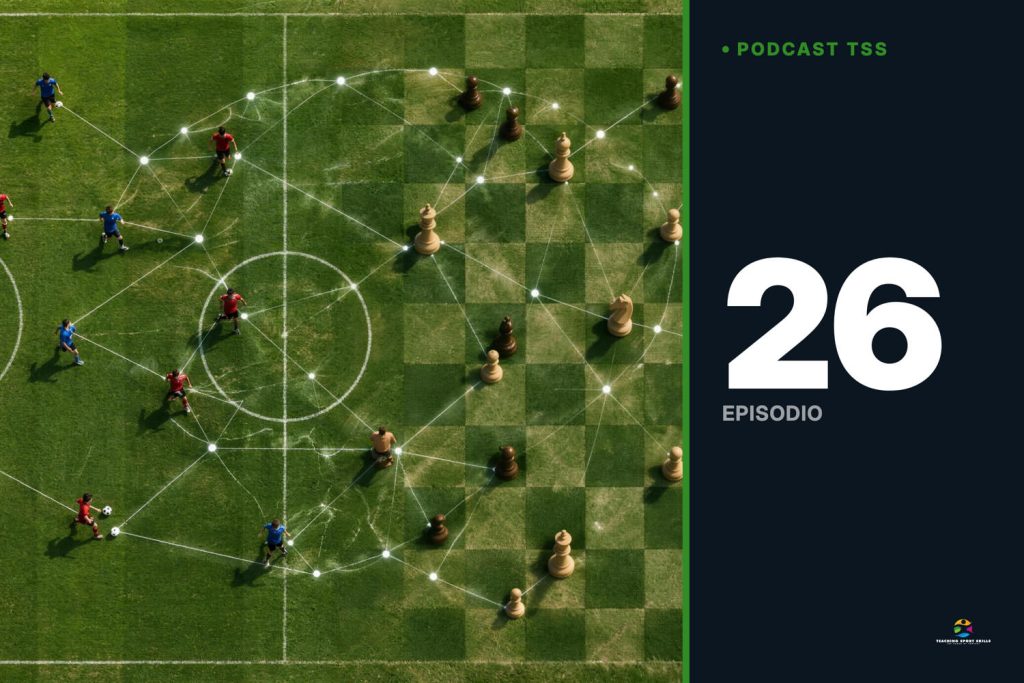 Campo da calcio visto dall'alto con scacchiera sovrapposta e pezzi degli scacchi tra i giocatori, copertina dell'episodio 26 del podcast TSS